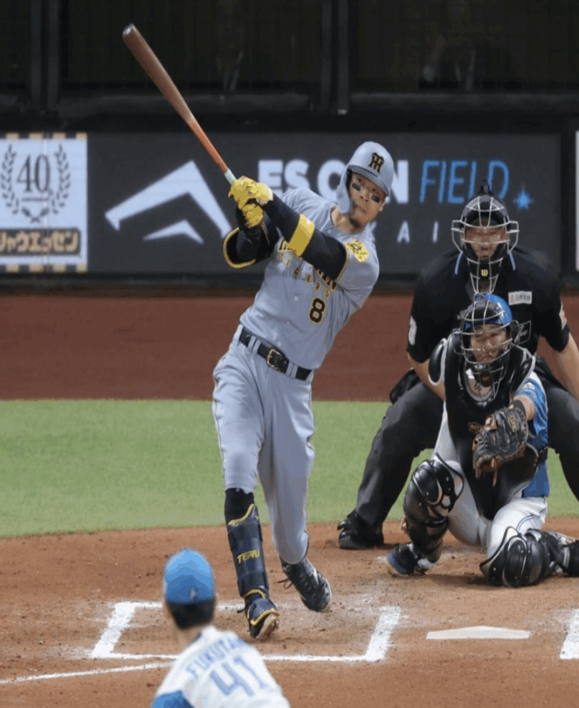 佐藤輝明、プロ通算100号のメモリアル弾で輝く！猛虎打線が日本ハムを撃破し交流戦快進撃