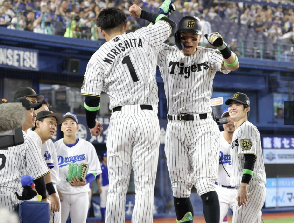 佐藤輝明が特大ソロ！魅せた華麗な一発